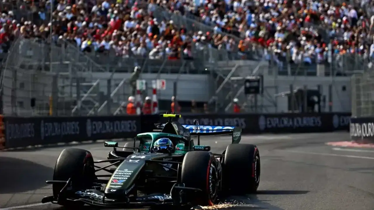 Un coche Aston Martin de F1 compite ante una multitud. Las últimas f1 noticias Aston Martin.